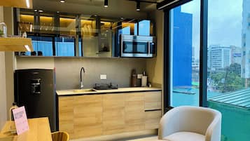 Departamento Grand | Cocina privada | Refrigerador, microondas, tetera eléctrica y plancha de cocina