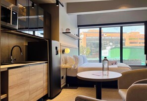 Apartamento | Cozinha privada | Geladeira, micro-ondas, chaleira elétrica, chapa