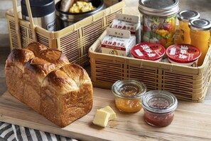 Daily English breakfast (JPY 2500 per person)