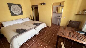 Tweepersoonskamer | Een laptopwerkplek, gratis wifi, beddengoed