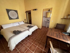 Camera doppia | Postazione laptop, Wi-Fi gratuito, lenzuola