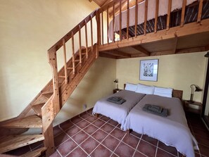 ファミリー 4 人部屋 | ノートパソコン用作業スペース、WiFi (無料)、ベッドシーツ