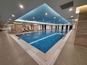 Indoor pool, seasonal outdoor pool - NanaHousing-Apartment Vinhomes Skylake (Hanoi)