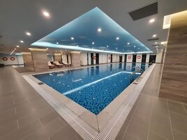 Una piscina techada, una piscina al aire libre de temporada