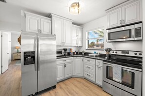 Refrigerador, microondas, horno y parrilla de estufa 