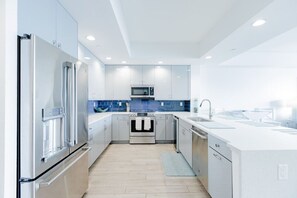 冷蔵庫、電子レンジ、オーブン、コンロ