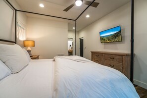 3 Schlafzimmer, Schreibtisch, Bügeleisen/Bügelbrett, WLAN