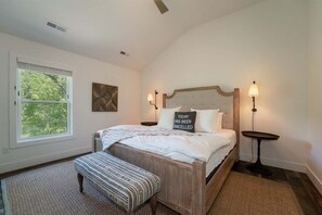 3 bedrooms, desk, iron/ironing board, WiFi