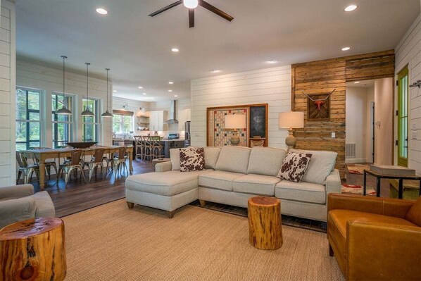 Televisión y chimenea 