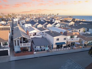 Un quartier résidentiel situé sur la côte, où les maisons sont dotées de balcons et d’espaces aménagés pour se détendre en plein air.