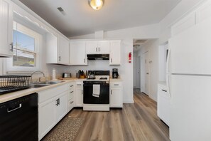 Fridge, microwave, oven, dishwasher - 3 bedroom accommodation in Wildwood (Wildwood)