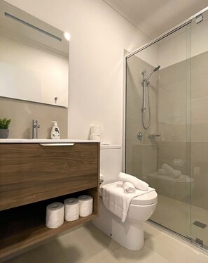 Comfort huis | Badkamer | Een diep bad, een regendouche, gratis toiletartikelen, handdoeken