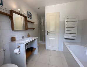 Shower, hair dryer, towels, toilet paper - Charming Provencal style villa Les Figuiers 3* - Heated swimming-pool (Lorgues)