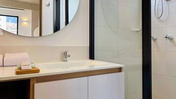 Comfort Studio Suite, 1 Bedroom, City View | Bathroom | Shower, hair dryer, towels, soap
