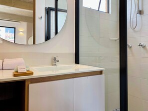 Comfort Studio Suite, 1 Bedroom, City View | Bathroom | Shower, hair dryer, towels, soap - Wynwood House Chapinero (Bogotá)