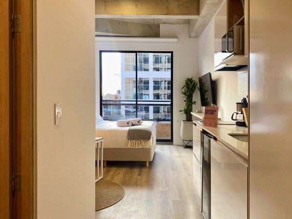 Suite studio, 1 chambre, vue sur la ville | Literie hypoallergénique, fer et planche à repasser