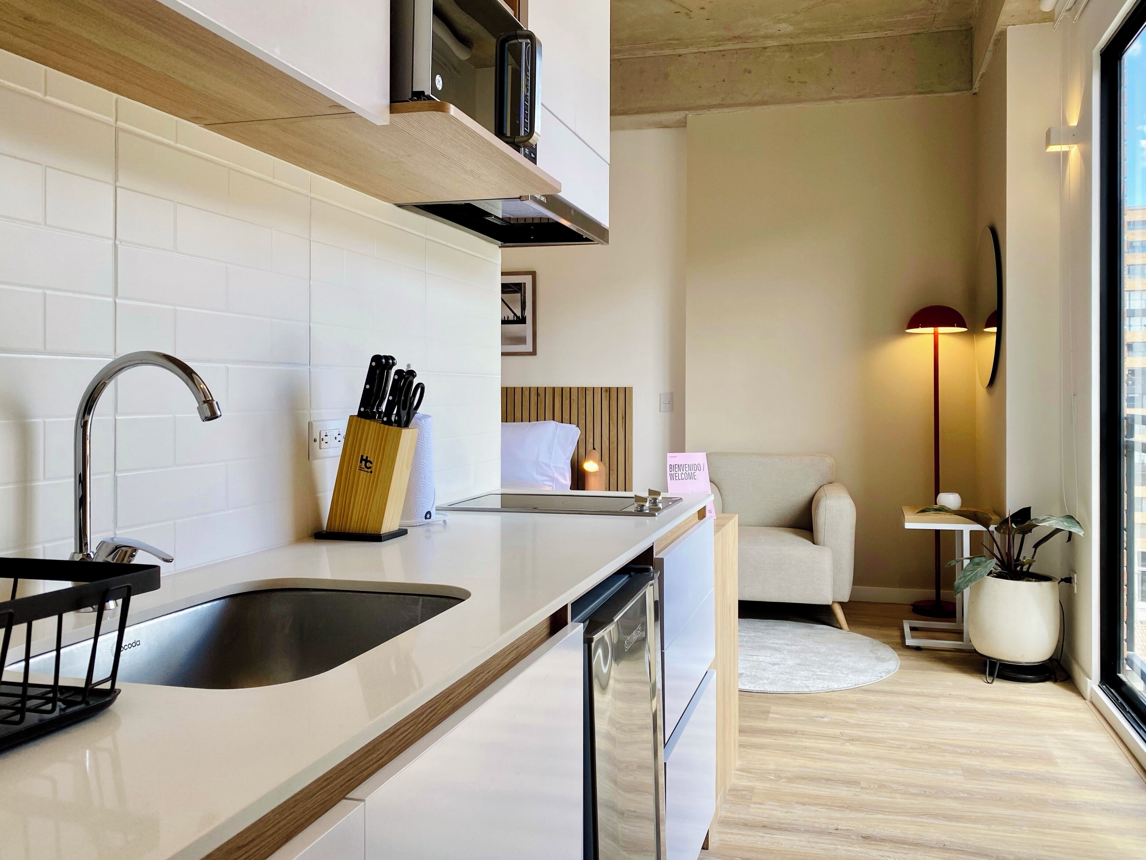 Suite monolocale Comfort, 1 camera da letto, vista città | Cucina privata | Frigorifero, microonde, lavastoviglie, frullatore