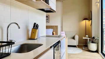 Suite monolocale Comfort, 1 camera da letto, vista città | Cucina privata | Frigorifero, microonde, lavastoviglie, frullatore