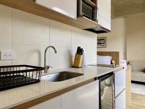 Studio Suite, 1 Bedroom, City View | Private kitchen | Fridge, microwave, dishwasher, blender - Wynwood House Chapinero (Bogotá)