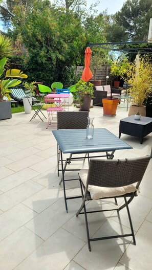 Outdoor dining - Appartment Jardin Piscine, au Calme à 1 km Plage . Res-de-villa Sans Vis-à-vis (Saint-Raphaël)