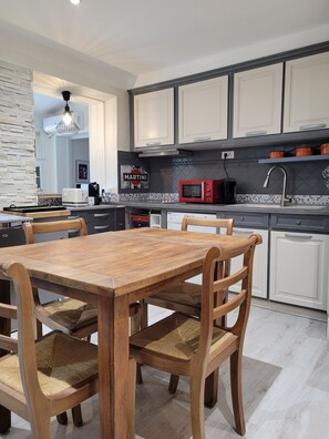 Kühlschrank, Mikrowelle, Herdplatte, Geschirrspüler