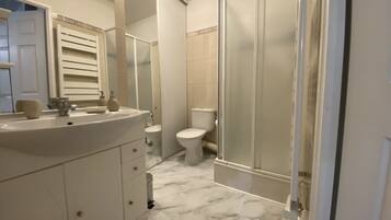 SĂšche-cheveux, serviettes fournies, savon, papier toilette