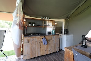 Fridge, stovetop, coffee/tea maker, electric kettle - Safari Tent in Friesland near Nature (Twijzel)