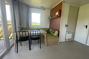 Living area - Lovely chalet in Schoonloo with patio (Schoonloo)