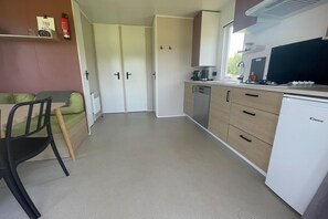 Fridge, microwave, stovetop, coffee/tea maker - Lovely chalet in Schoonloo with patio (Schoonloo)
