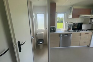 Kylskåp, mikrovågsugn, spishäll och kaffe- och tebryggare