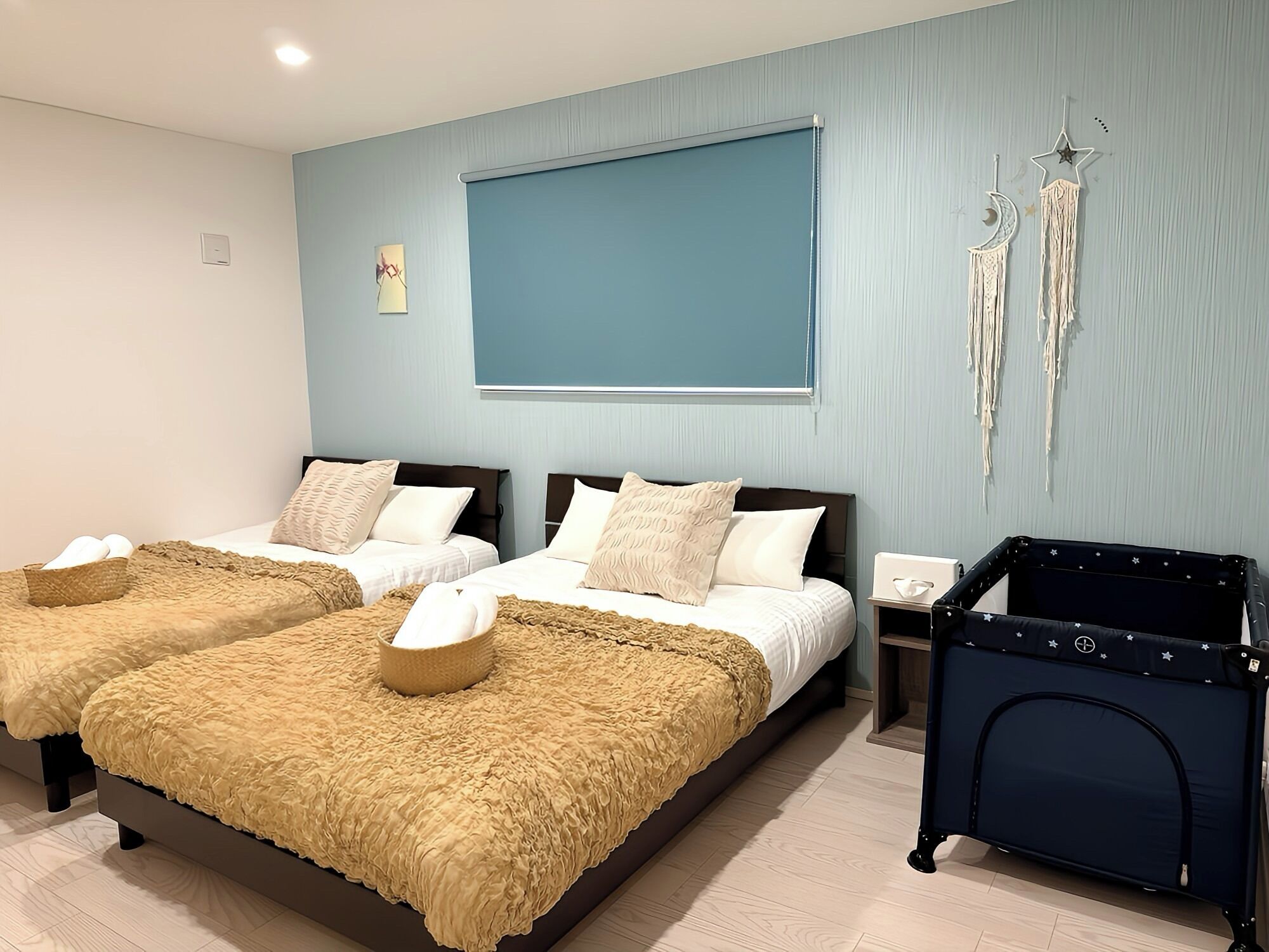 Tabla de planchar con plancha, wifi gratis y ropa de cama 