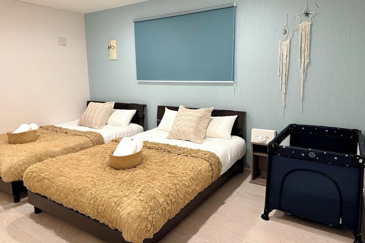Tabla de planchar con plancha, wifi gratis y ropa de cama