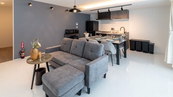 Tabla de planchar con plancha, wifi gratis y ropa de cama 