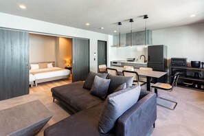 Huvila, tupakointi kielletty (Grandioso Okinawa Pool Villa Kin2G) | Oleskelualue | 50–tuumainen LCD-televisio, jossa digitaalikanavat