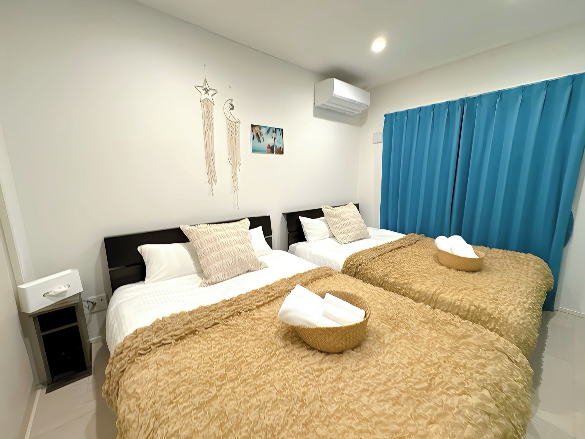 Tabla de planchar con plancha, wifi gratis y ropa de cama 