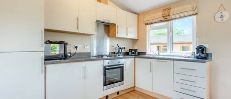 Réfrigérateur, four, plaque de cuisson, grille-pain