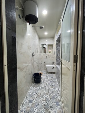 Shower, hair dryer, towels, soap - Cute and comfy space in the heart of City Udaipur (Udaipur)