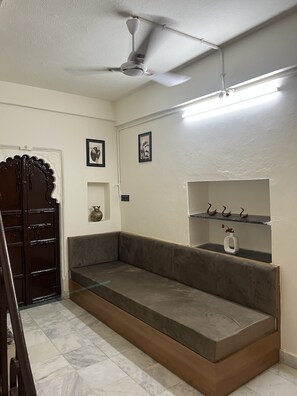 Living area - Cute and comfy space in the heart of City Udaipur (Udaipur)