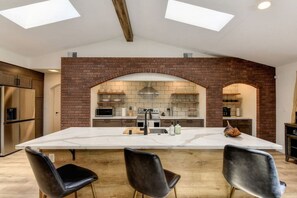 Kylskåp, mikrovågsugn, ugn och spishäll