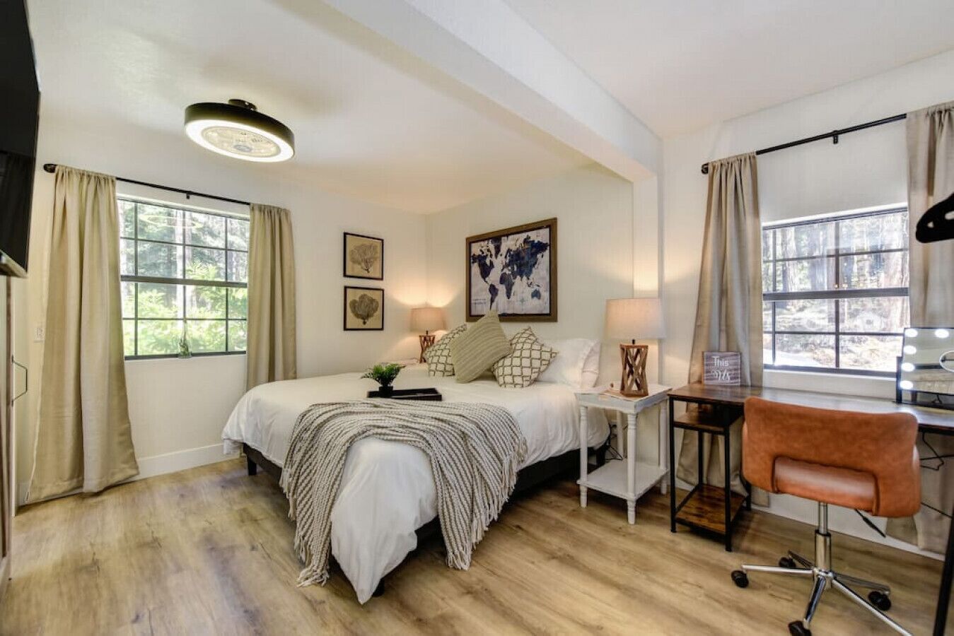 Een bureau, een strijkplank/strijkijzer, wifi, beddengoed