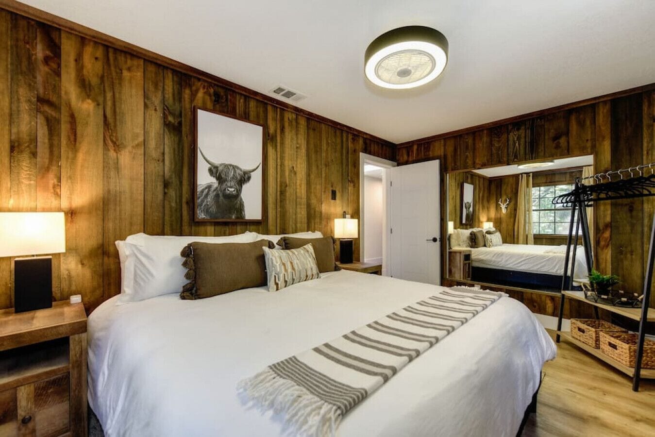 Desk, iron/ironing board, WiFi, bed sheets