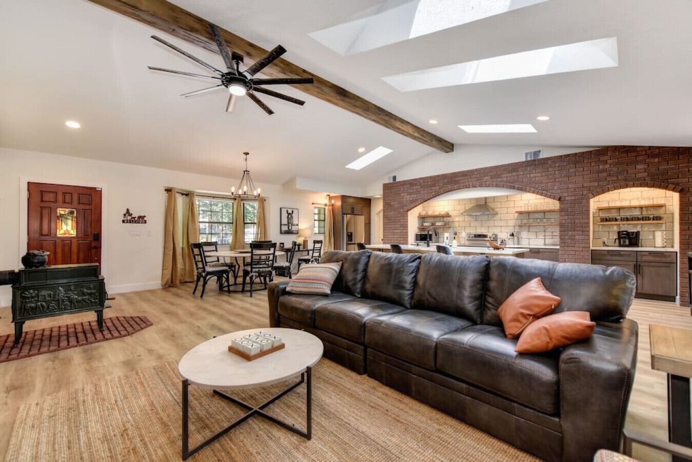 Een televisie, een open haard en tafelvoetbal