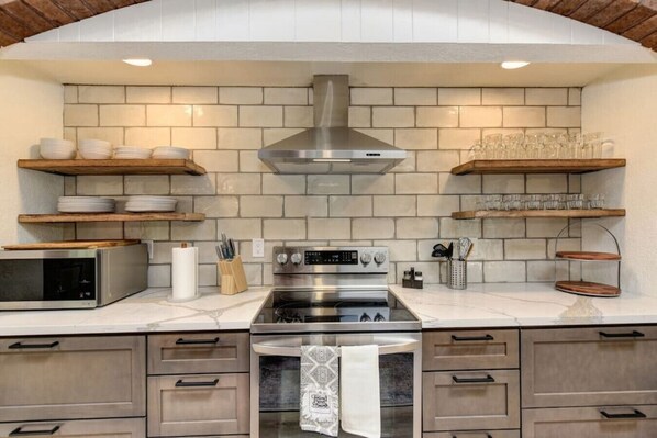 Geladeira, micro-ondas, fogão, cooktop