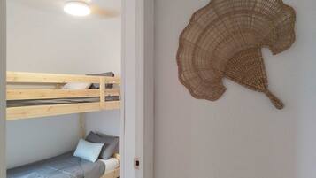 4 slaapkamers, een strijkplank/strijkijzer, wifi, beddengoed