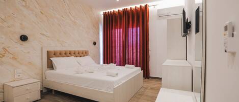 Ein modernes Schlafzimmer mit Bett, Nachttisch und Spiegel.