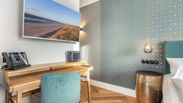 雙人房 (Small Penthouse) | 高級寢具、羽絨被、迷你吧、房內夾萬