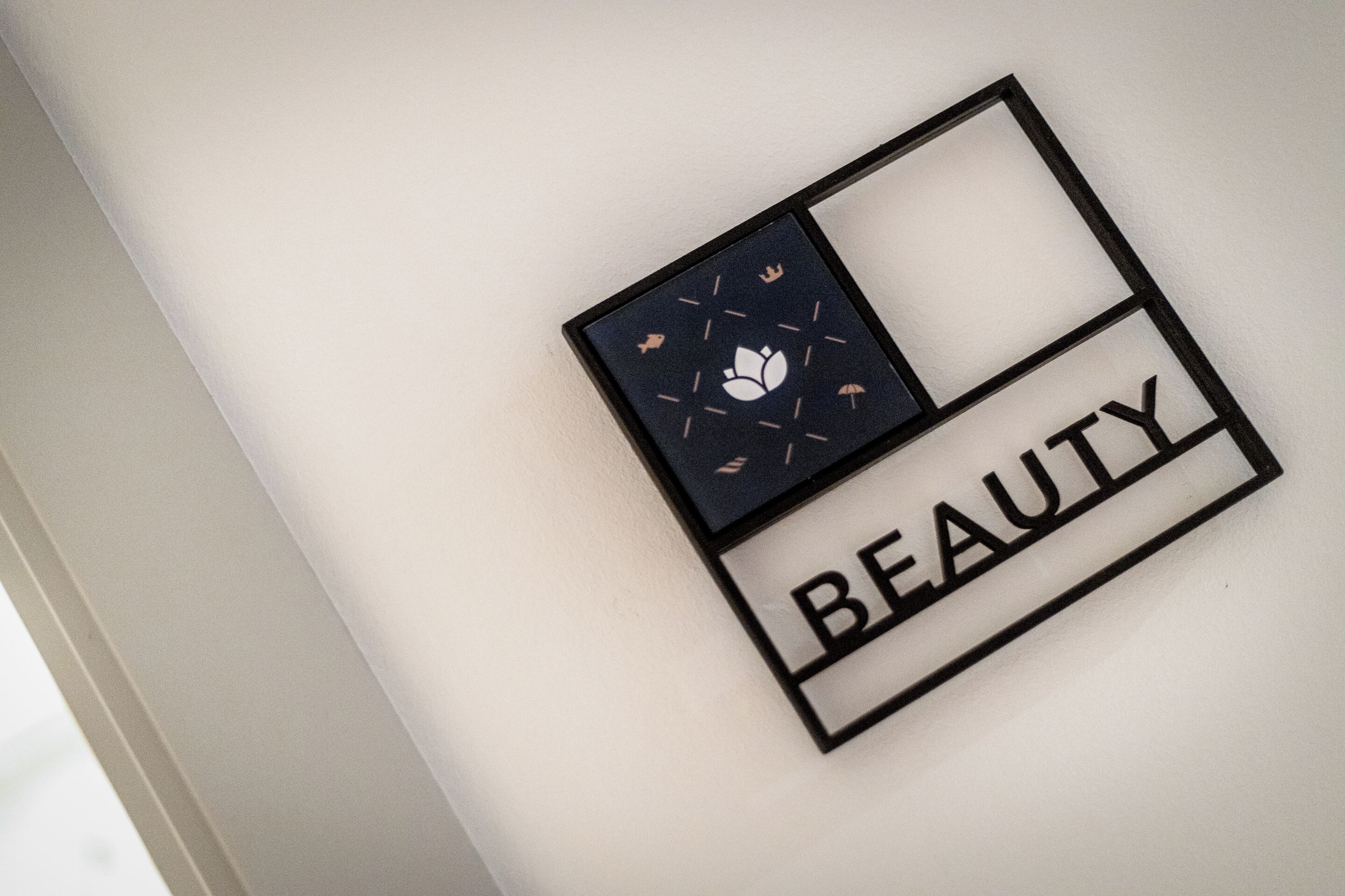 Een muur met een bord waarop 'BEAUTY' staat.
