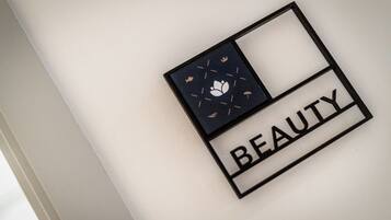 Een muur met een bord waarop 'BEAUTY' staat.