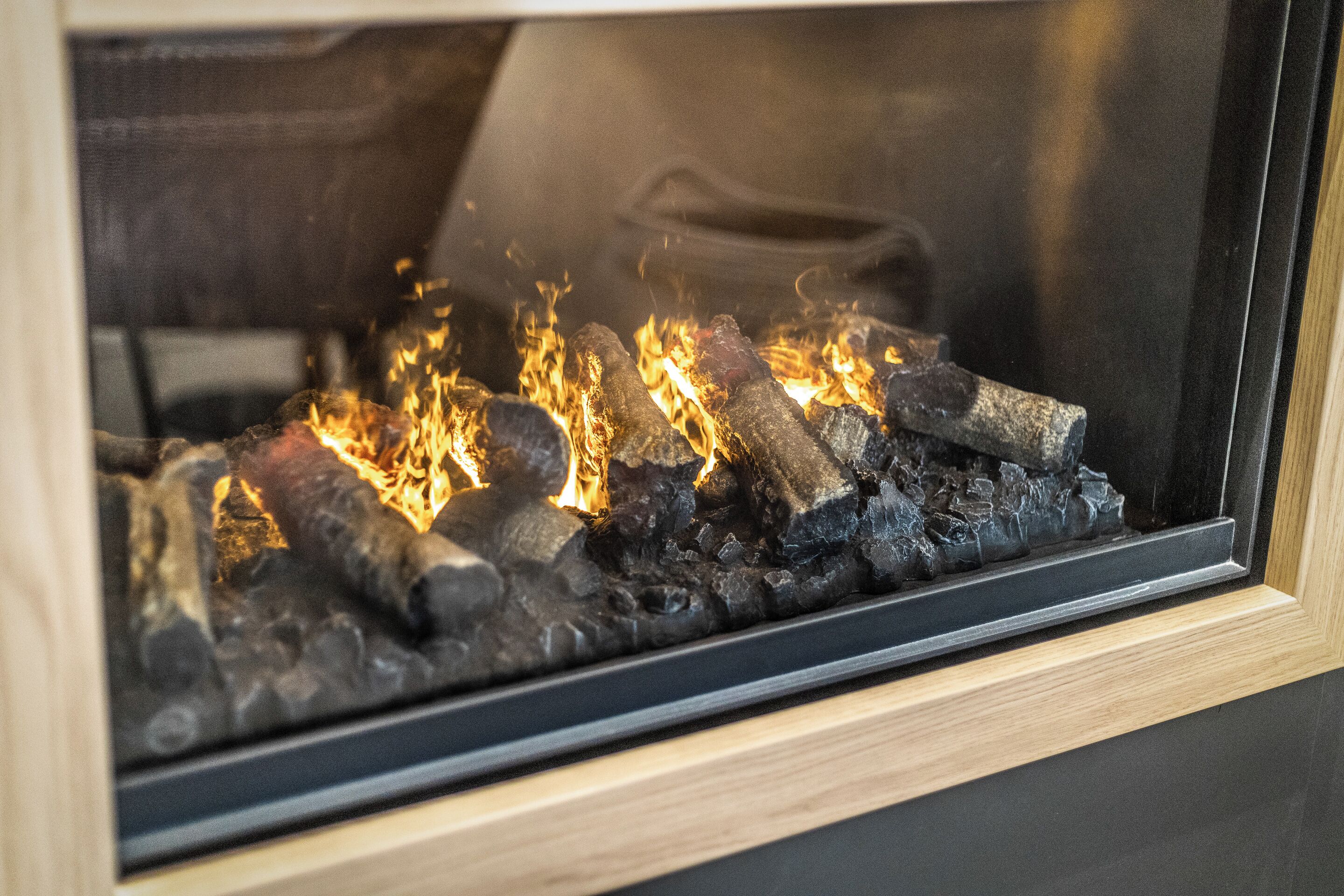 Una chimenea con leña ardiendo y llamas.