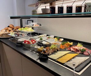 Buffet déjeuner gratuit tous les jours